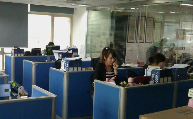 实木办公家具与板式家具的材质对比及适用场景分析