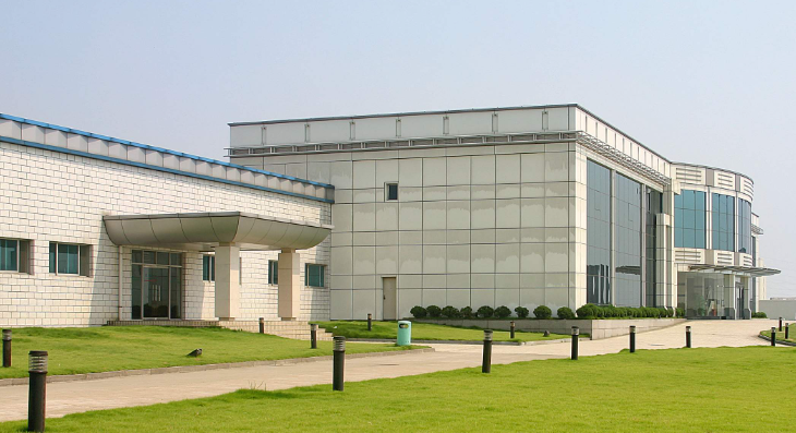 实木办公家具与板式家具的材质对比及适用场景分析
